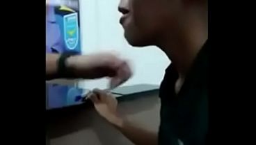 Morena novinha 18 anos dando na frente do marido corno amador cuckold parte 8