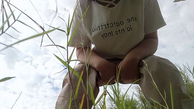 I’m peeing in the field. I got a lot of cum ♥️